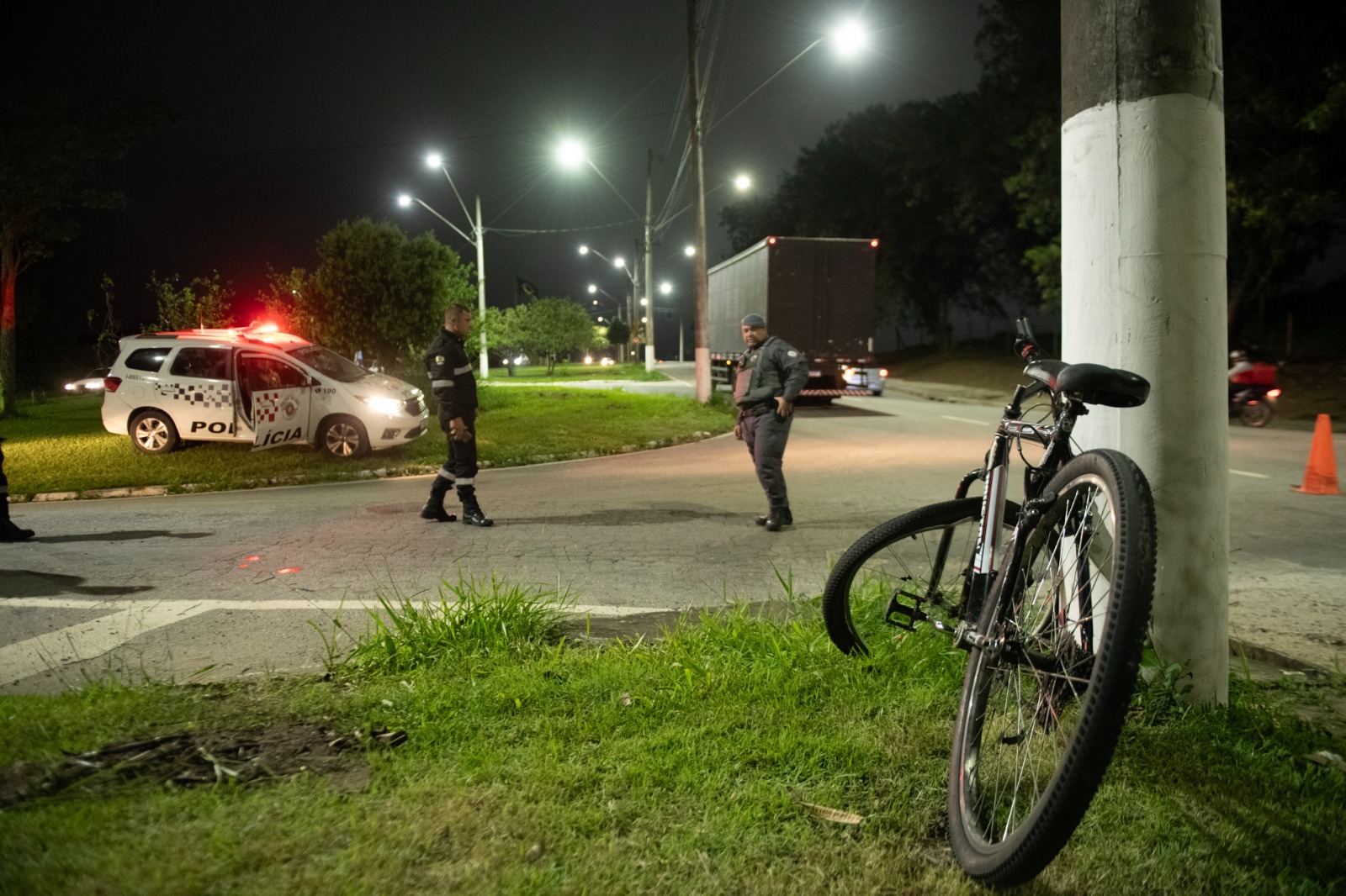 Criança de 11 anos morre após ser atropelada por caminhão em Taubaté