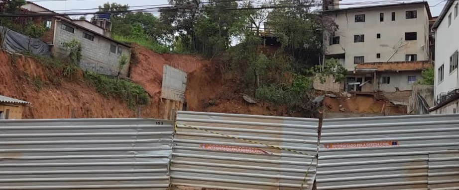 Muro de arrimo desaba e sete imóveis são interditados em Nova Lima