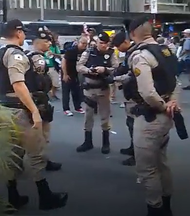 Candidato leva pé de maconha para a Praça Sete e planta é apreendida