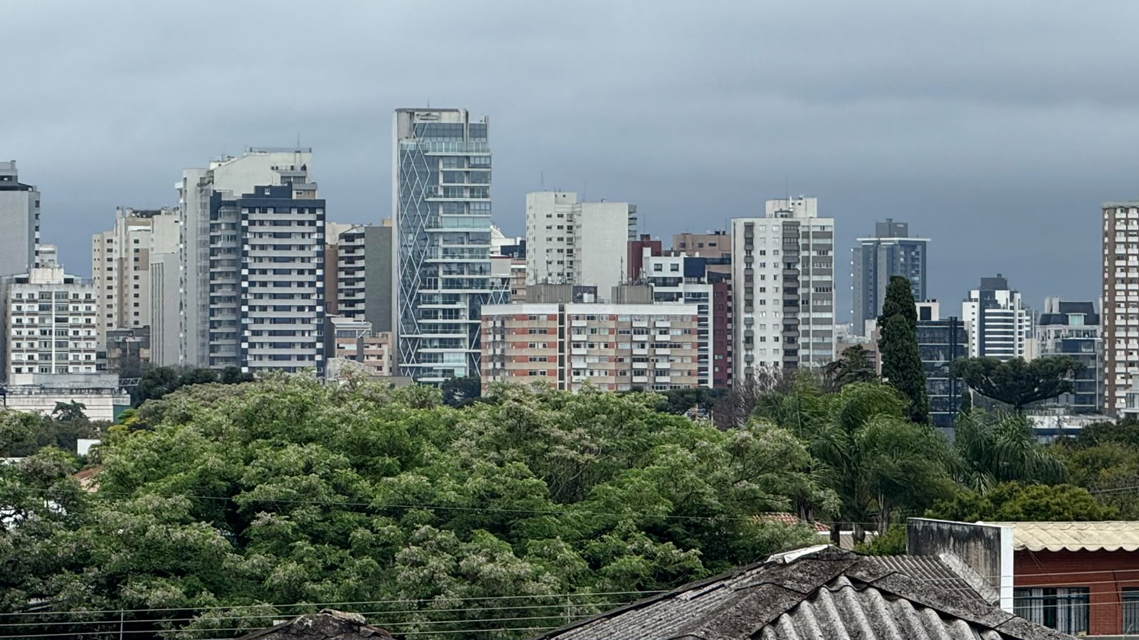 Paraná terá tempestades severas e até 100 mm de chuva no fim de semana