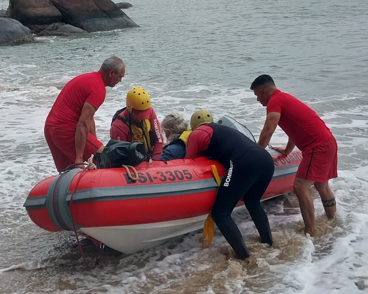 Turista argentina é socorrida pelos Bombeiros em trilha em Ubatuba