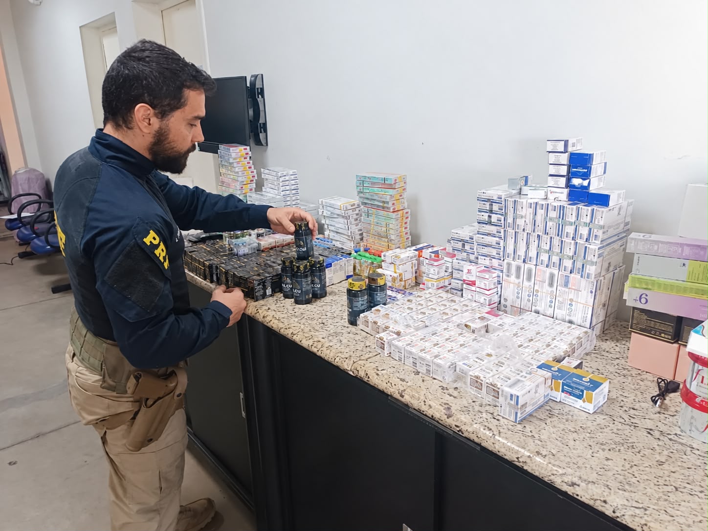 PRF apreende mercadorias de origem estrangeira na BR-153