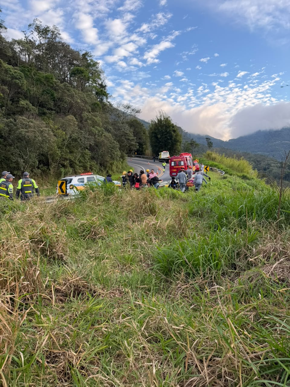 Ônibus com cerca de 48 pessoas cai em ribanceira na SP-52, em Cruzeiro