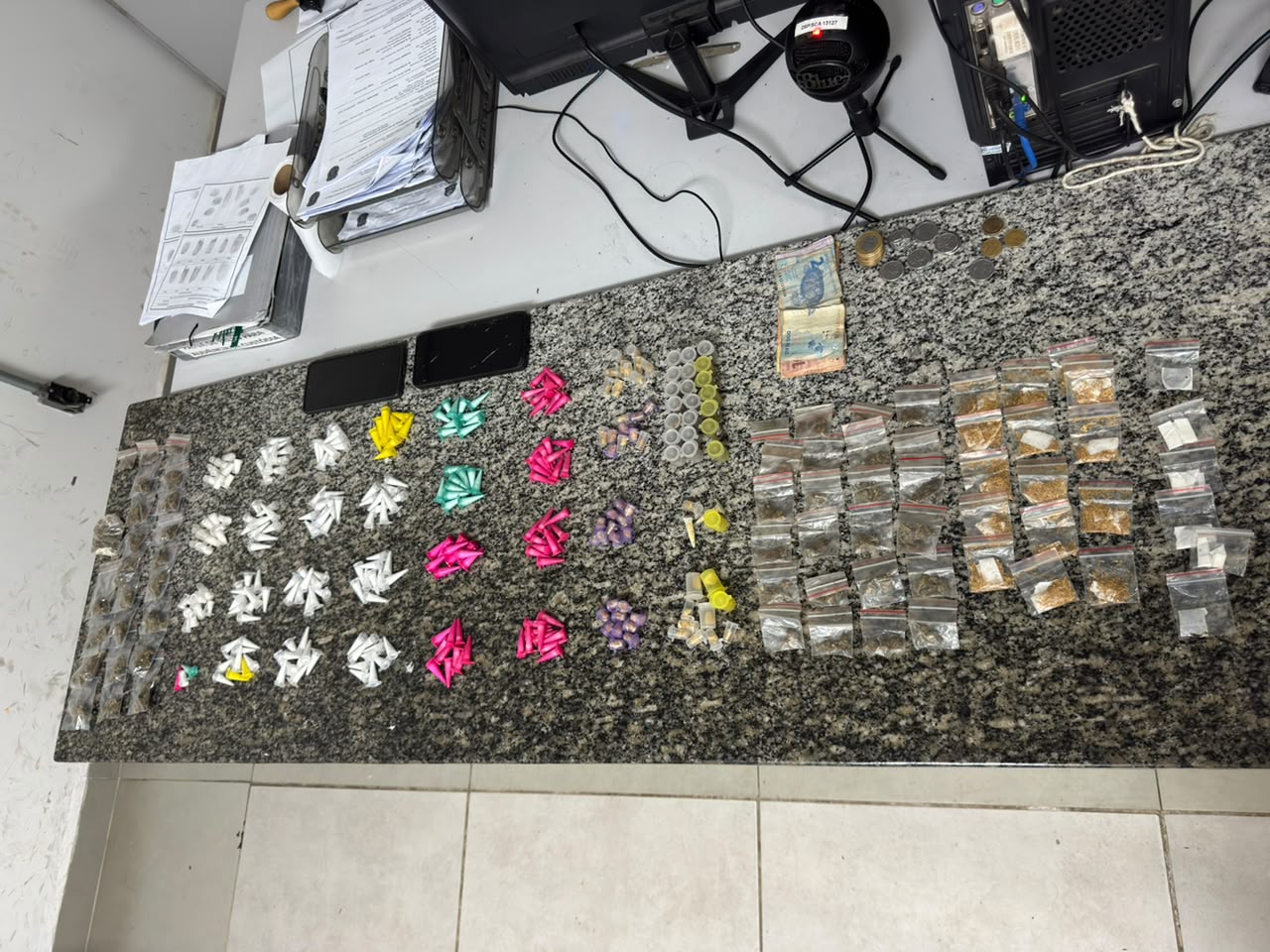 Homem é preso e adolescentes são apreendidos por tráfico em Votorantim