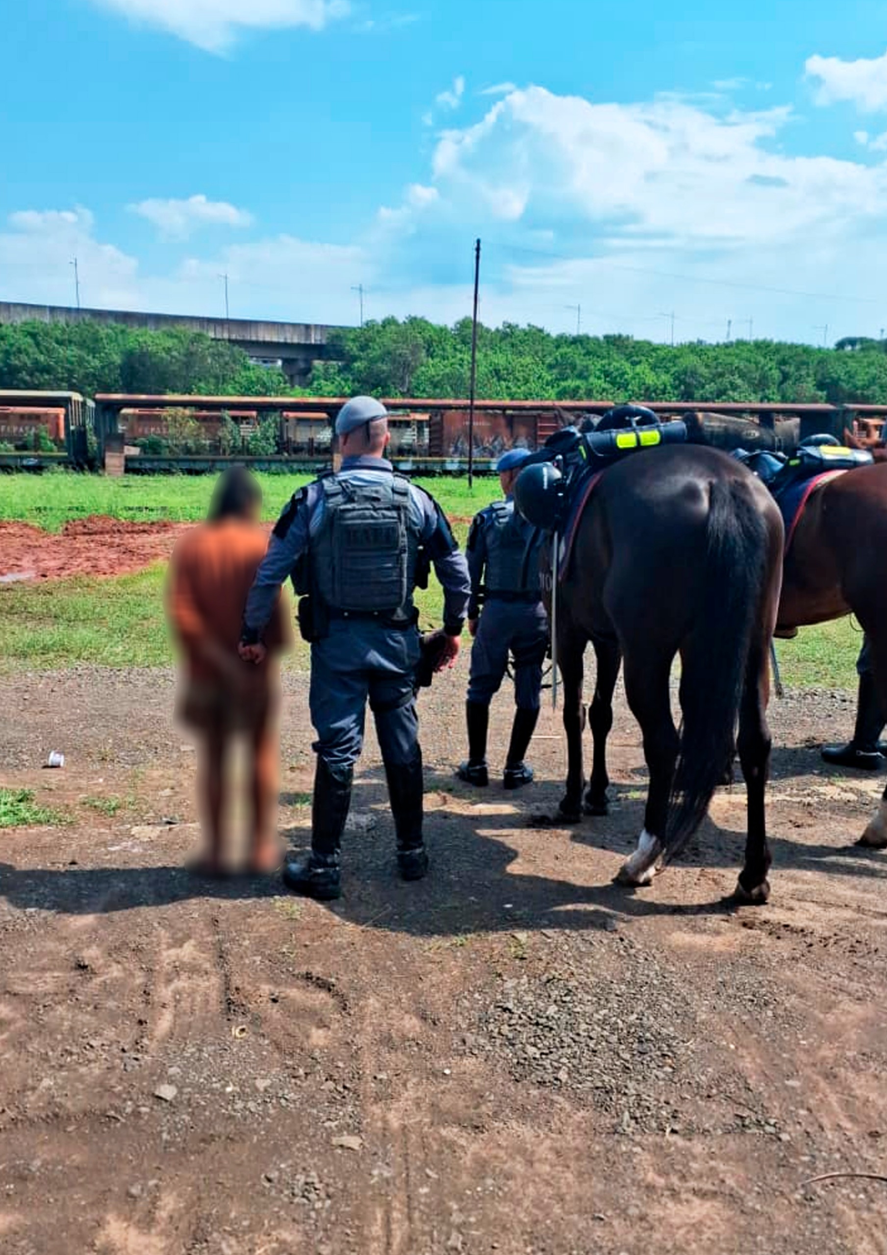 Cavalaria do BAEP prende mulher procurada por roubo em Bauru