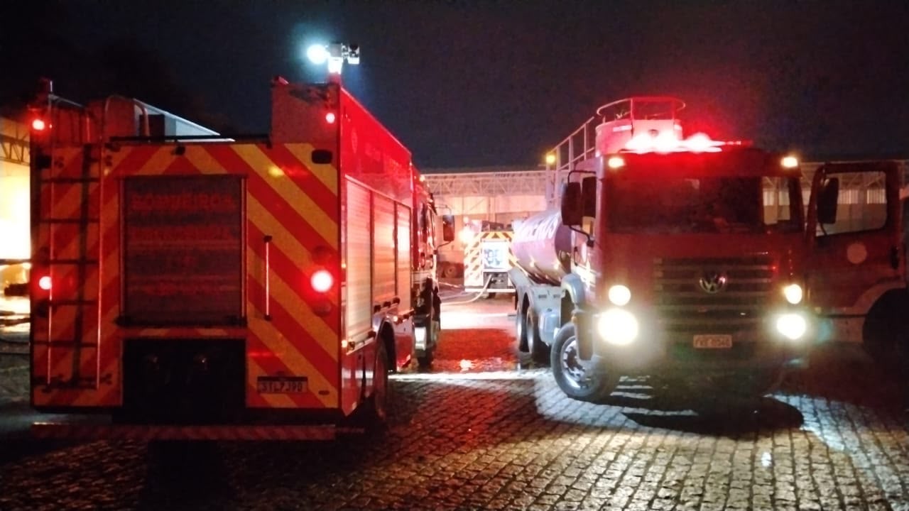 Incêndio atinge oficina de transportadora em Rio Preto