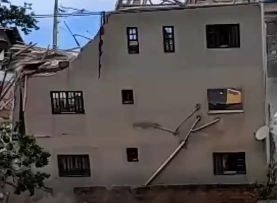 Prédio de 4 andares interditado após muro de obra ceder é demolido