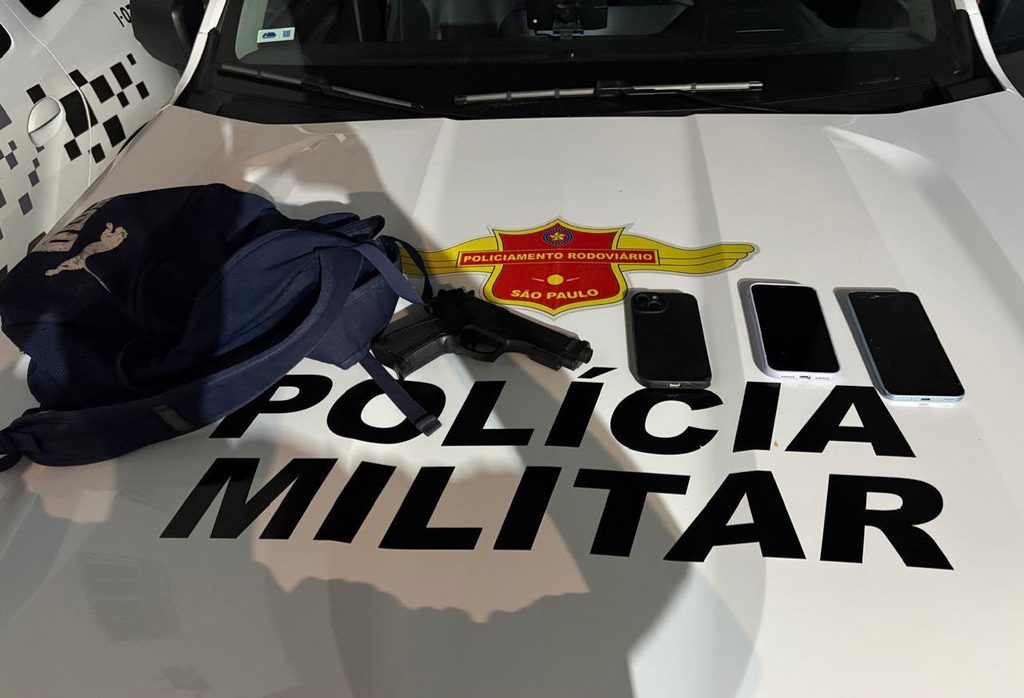 Simulacro de arma de fogo e celulares foram apreendidos — Divulgação