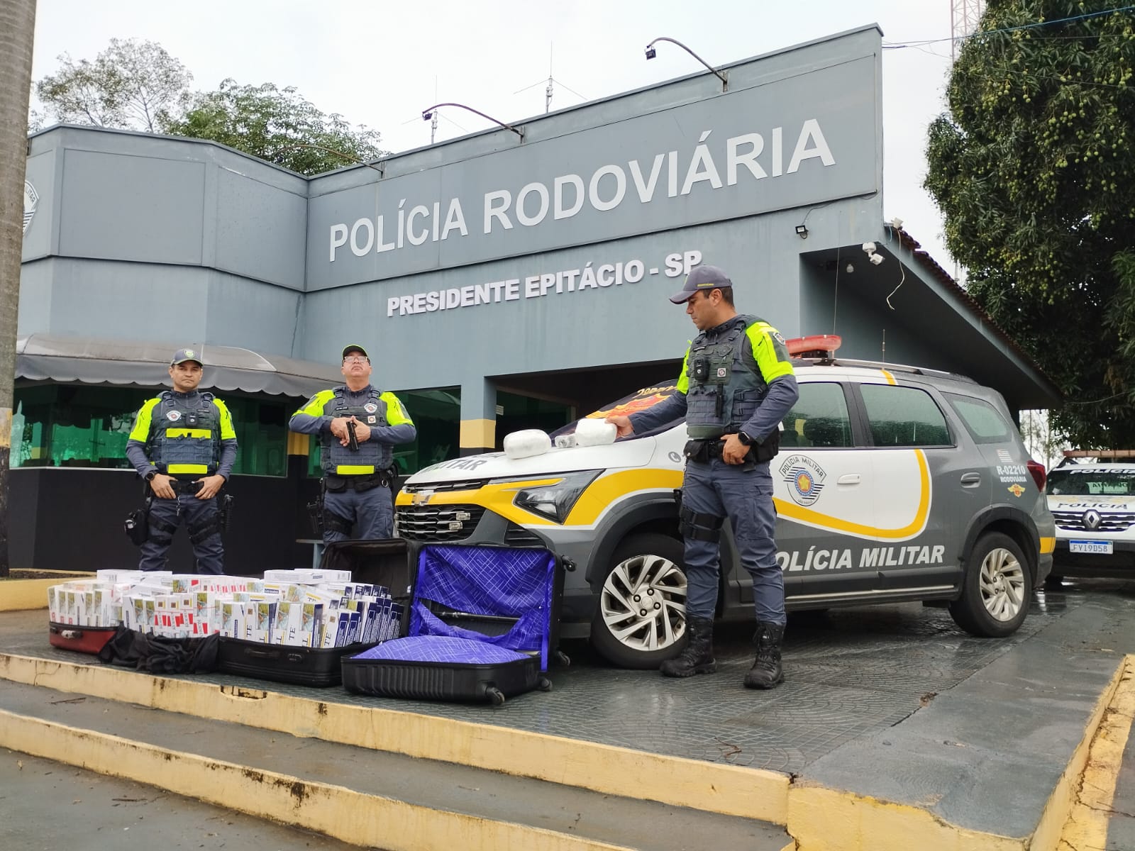 Polícia prende dois homens com cigarros contrabandeados