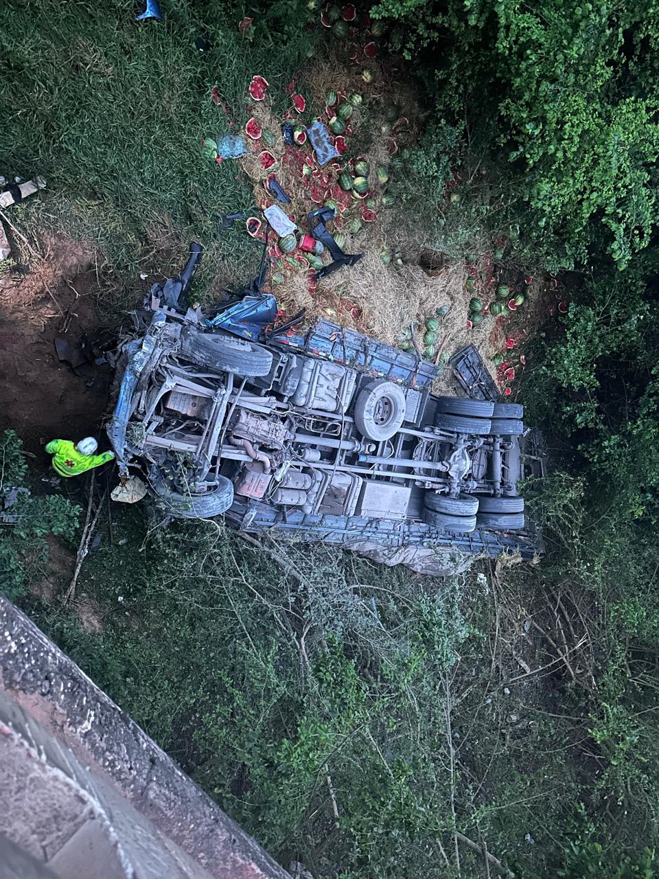 Caminhão cai às margens do Rio Turvo na BR-153