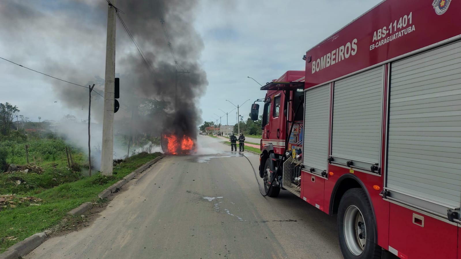 Veículo em chamas no Perequê-Mirim: não houve vítimas