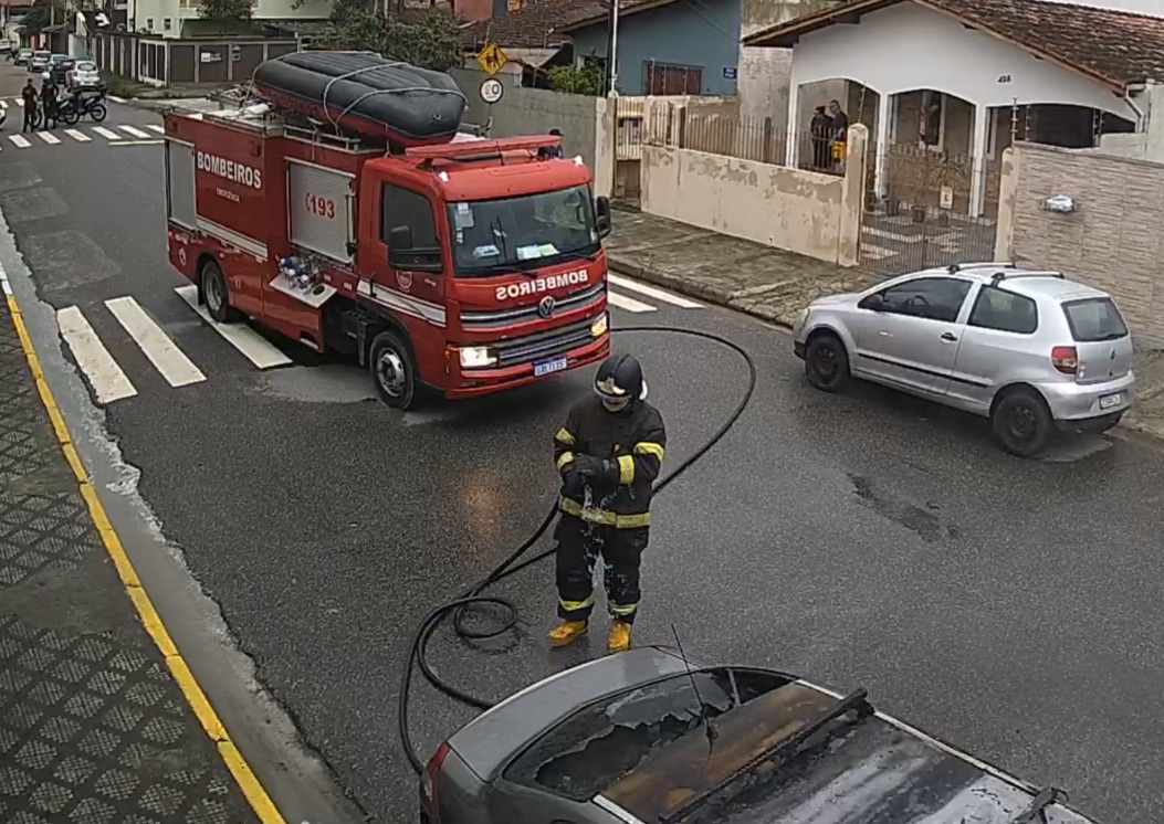 Carro pega fogo e escola municipal nas proximidades é evacuada em Ubatuba