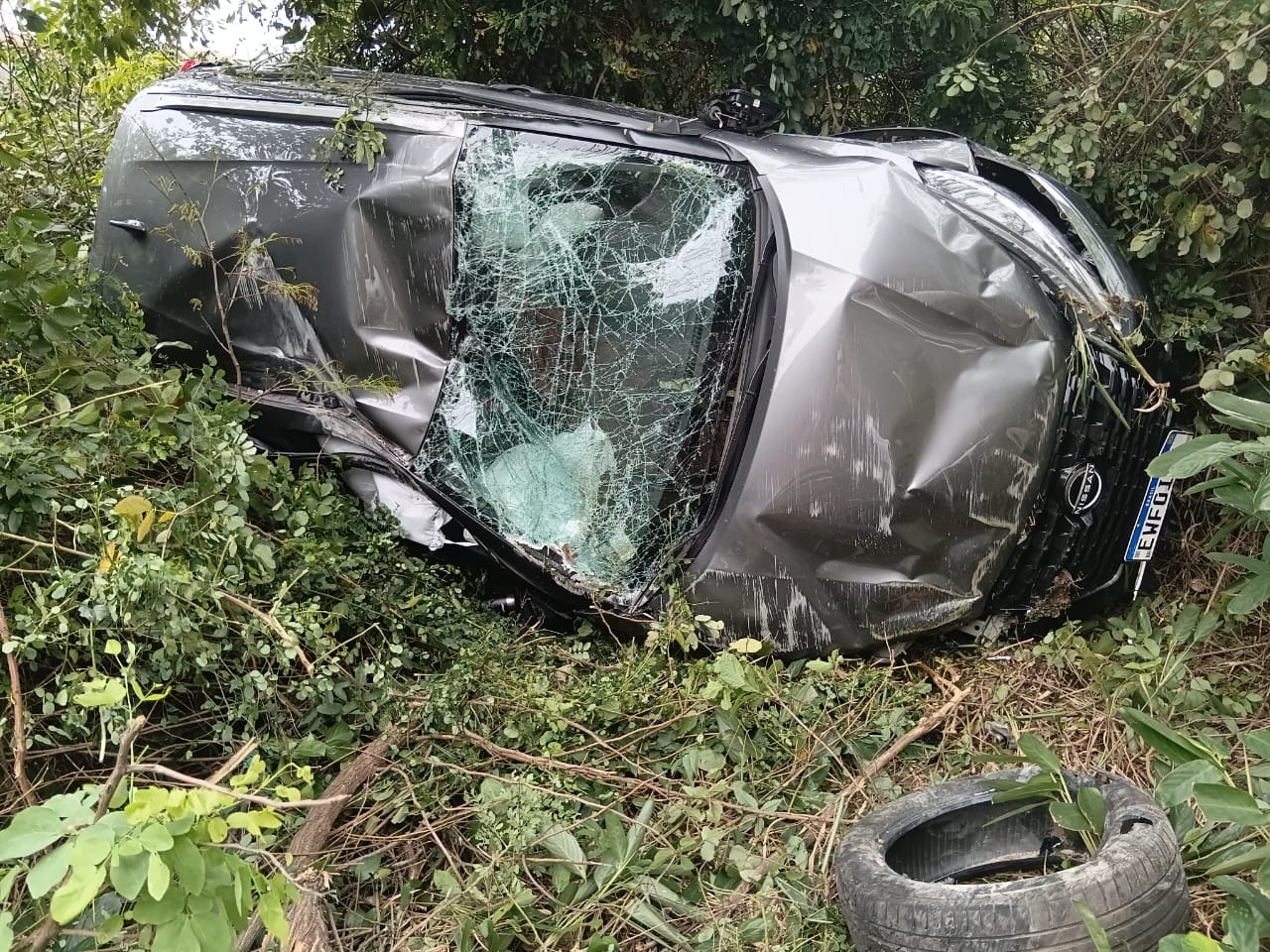 Carro capota na curva do Guaecá, na SP-55, em São Sebastião