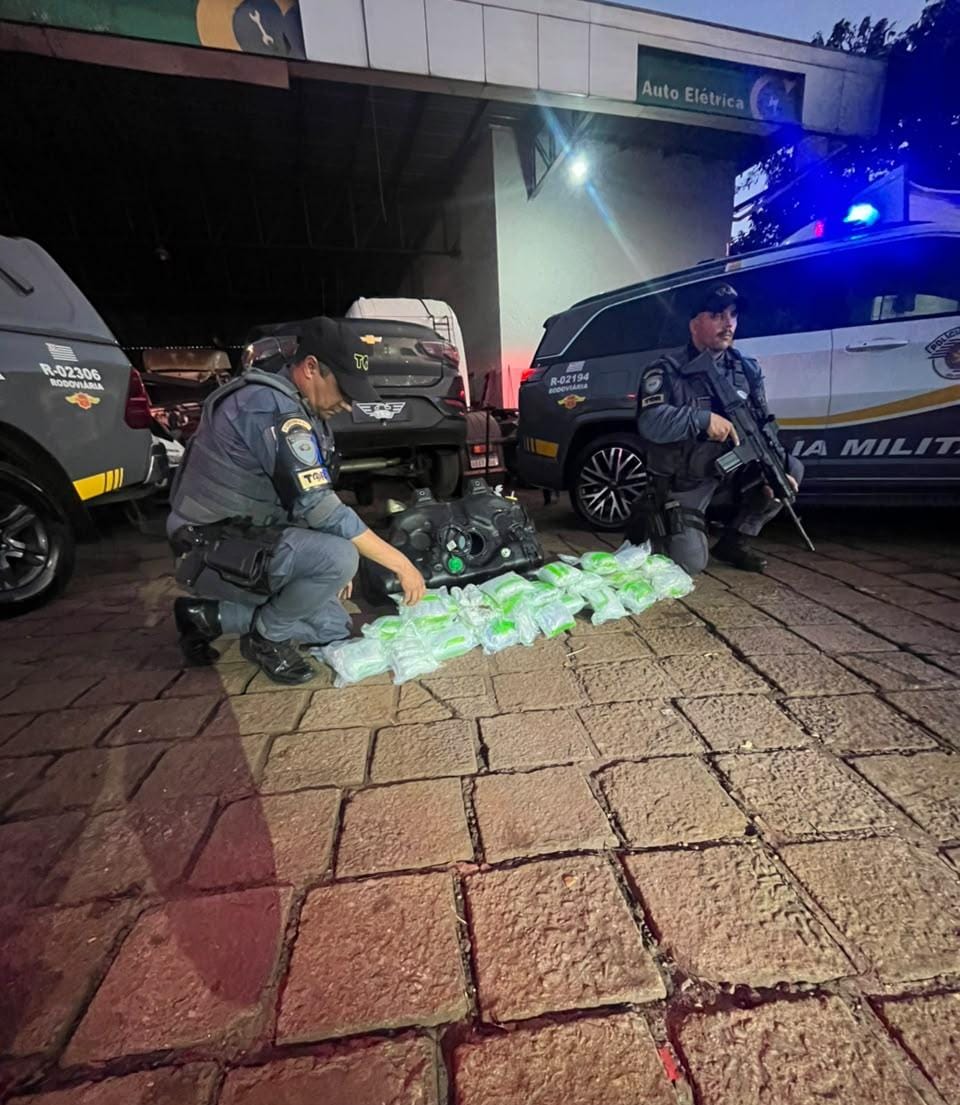 Homem é preso com mais de 15 kg de dry no tanque de carro