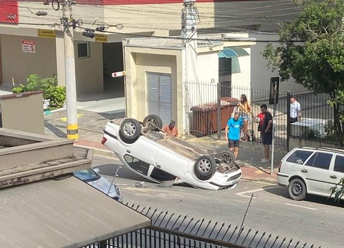 Homem fica ferido após capotar carro na região central de SJCampos