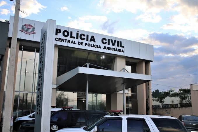 Homem é preso após tentar matar esposa a facadas