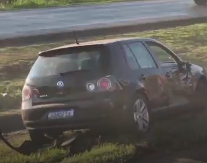 Carreta empurra carro para canteiro da BR-040 após discussão