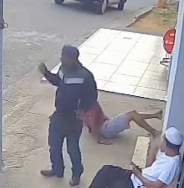 ''Homem-aranha'' com mandado por latrocínio foge pelo segundo andar