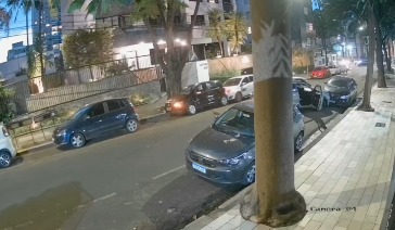 Autor com 28 inquéritos é procurado após bater em 5 carros durante fuga