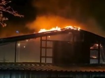 Incêndio atinge cozinha de restaurante e clientes são retirados às pressas
