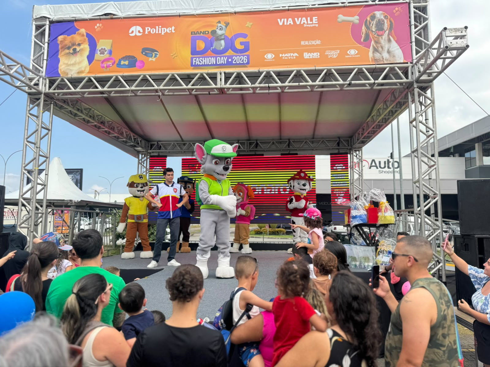 Dog Fashion Day 2026 reúne mais de 500 cães no Via Vale em Taubaté