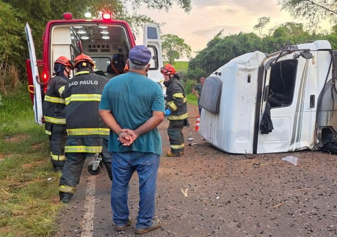 Motorista morre após carreta tombar em estrada de Tupã