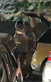 Band flagra momento em que mãe presa por agredir criança chega na delegacia