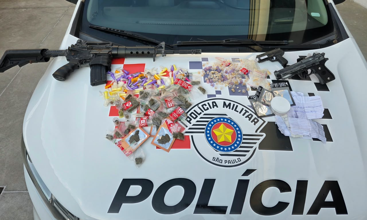 Polícia apreende réplicas de armas e 500g de drogas em SJCampos