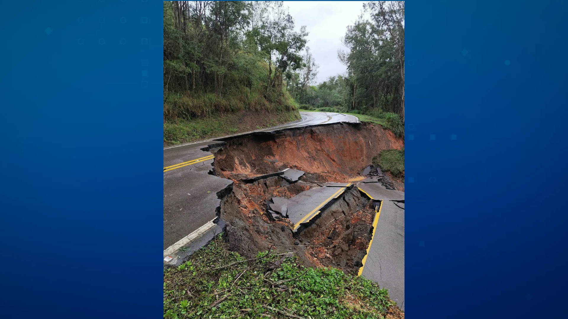 BR-476 é totalmente interditada após erosão da pista em Adrianópolis, no PR
