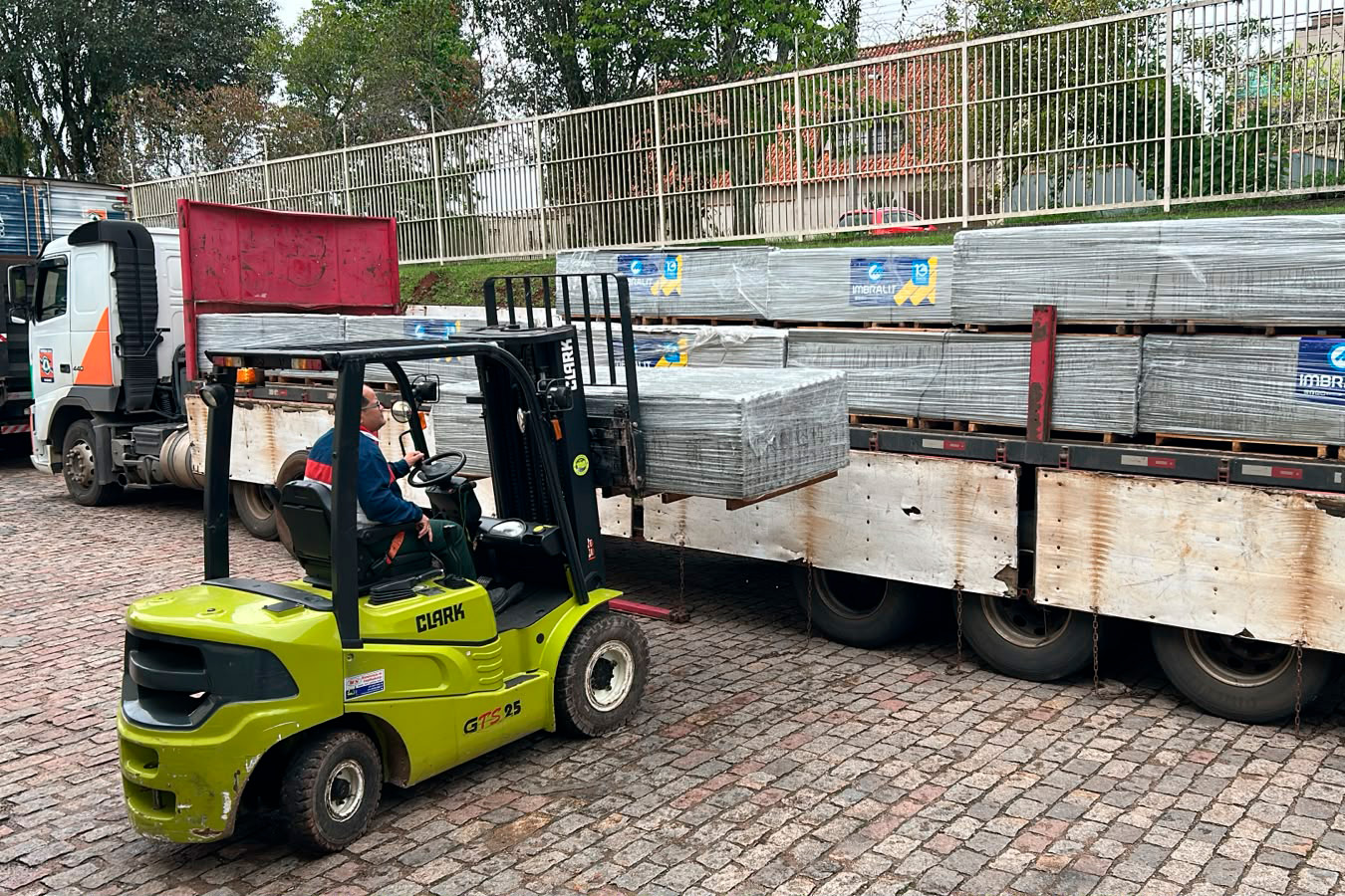 Defesa Civil envia ajuda humanitária a cidades atingidas pelas chuvas no PR
