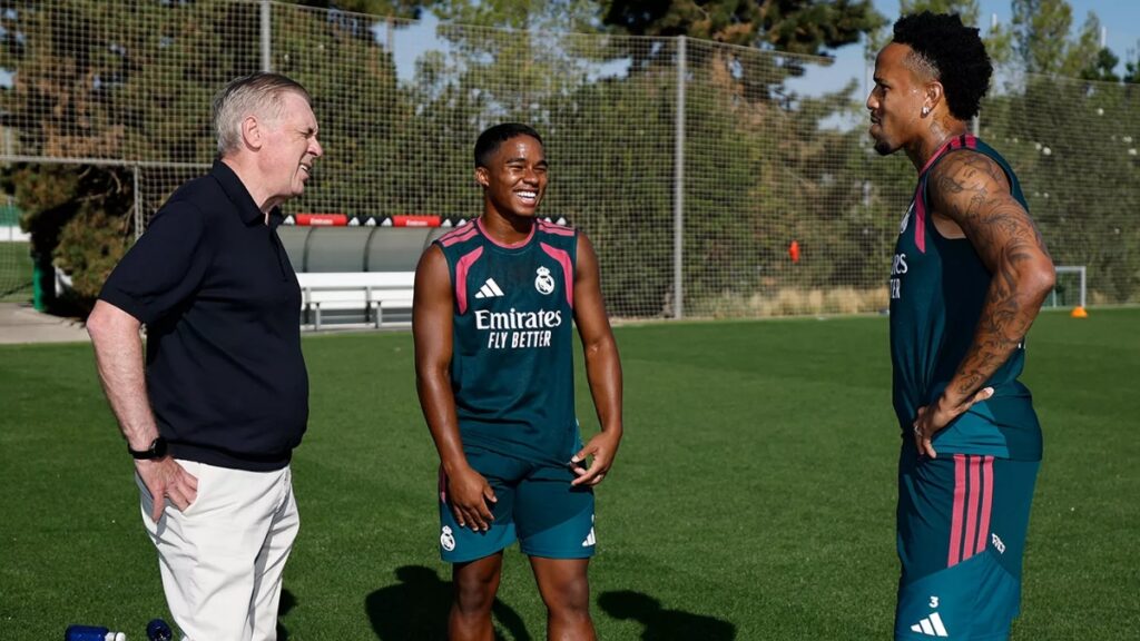 Ancelotti com Endrick e Militão no CT do Real Madrid