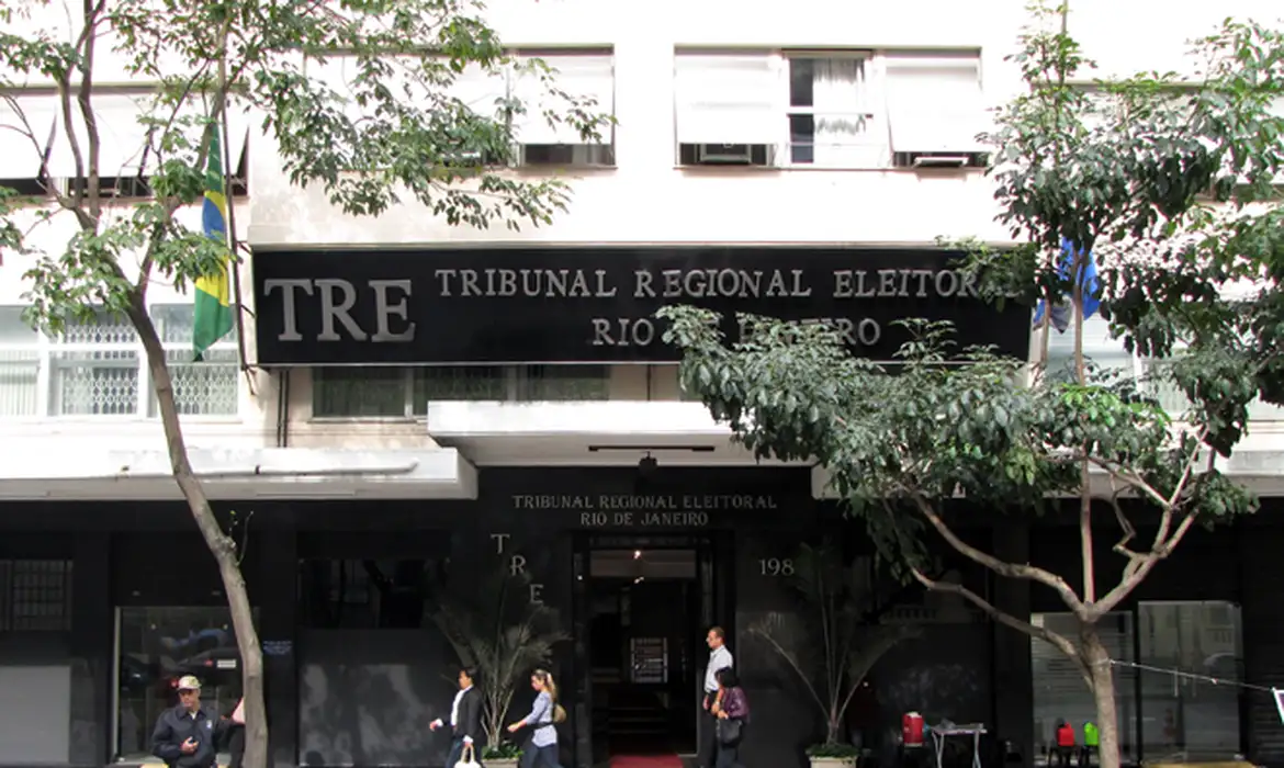 TRE-RJ indefere registro de candidatos por suspeita de vínculo com crime