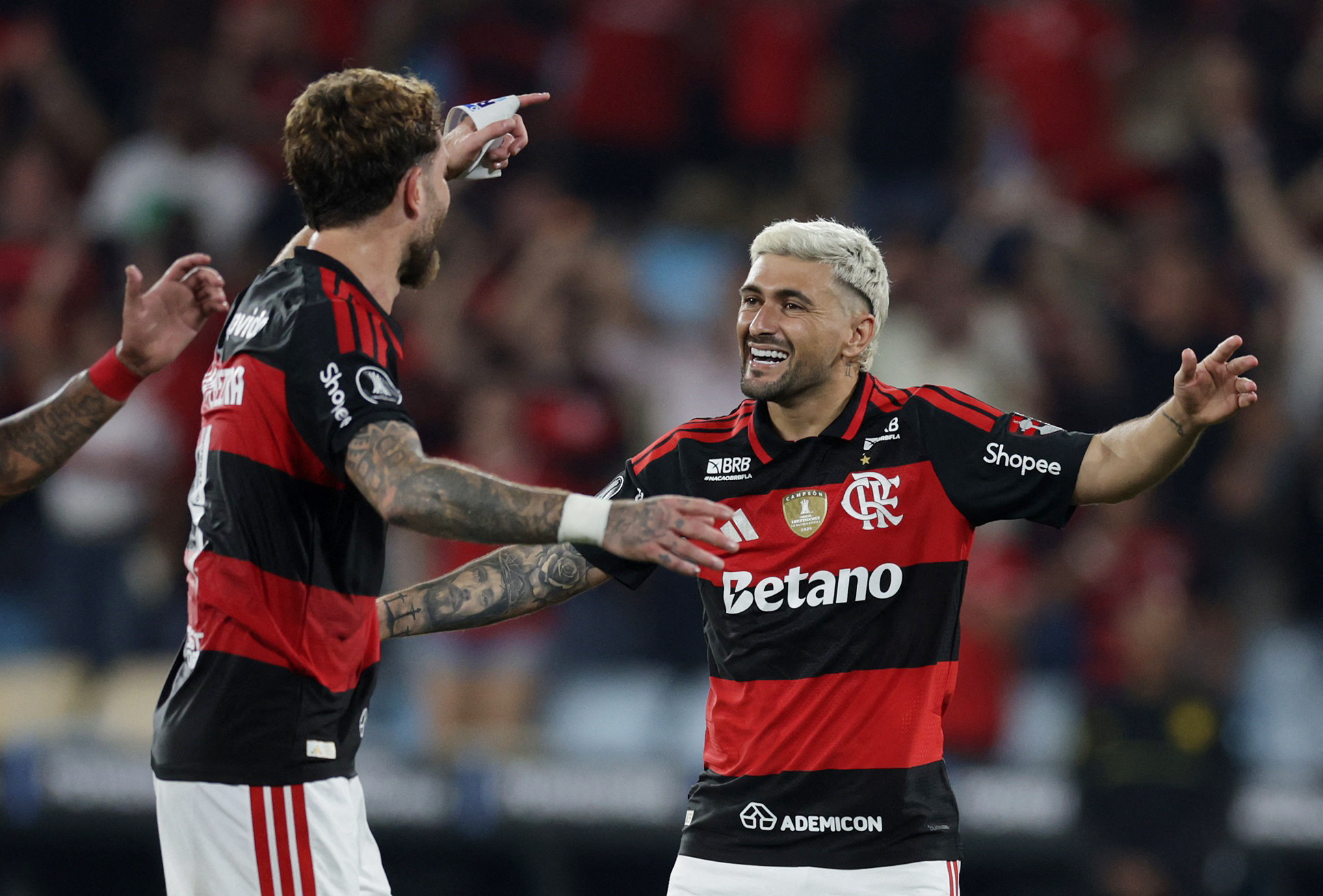 Arrascaeta detona gramado do Maracanã: "A gente vem sofrendo muito"