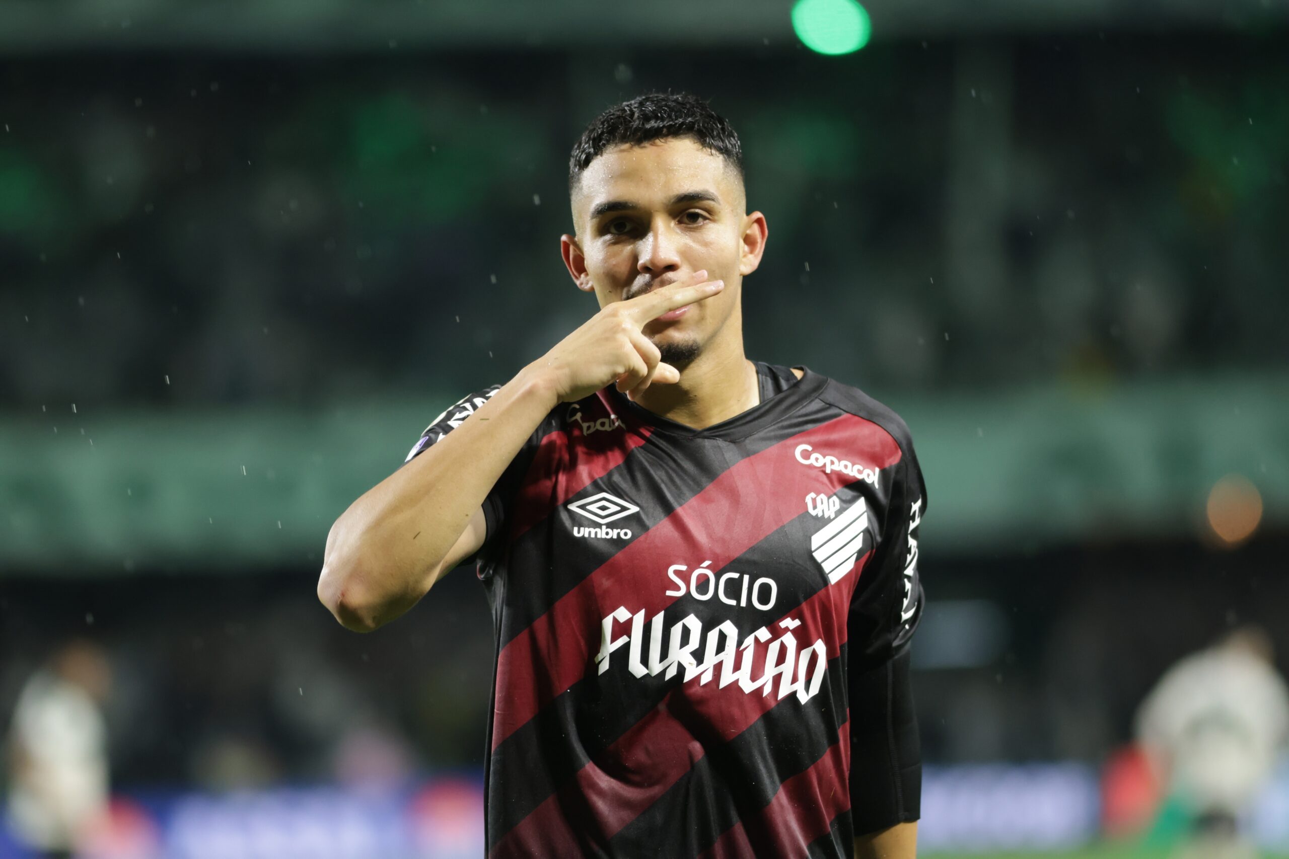 Athletico perde Arthur Dias para o jogo contra o Vitória pelo Brasileirão