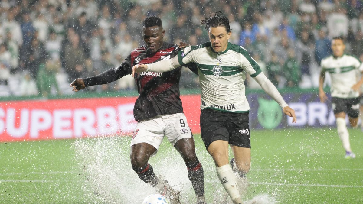 Coritiba faz 2 gols nos acréscimos, com um a menos, e empata com Athletico