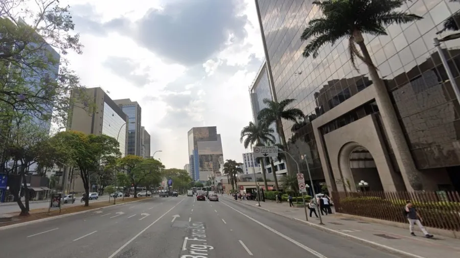 Marquise desaba na Avenida Faria Lima, em SP, e deixa ferido
