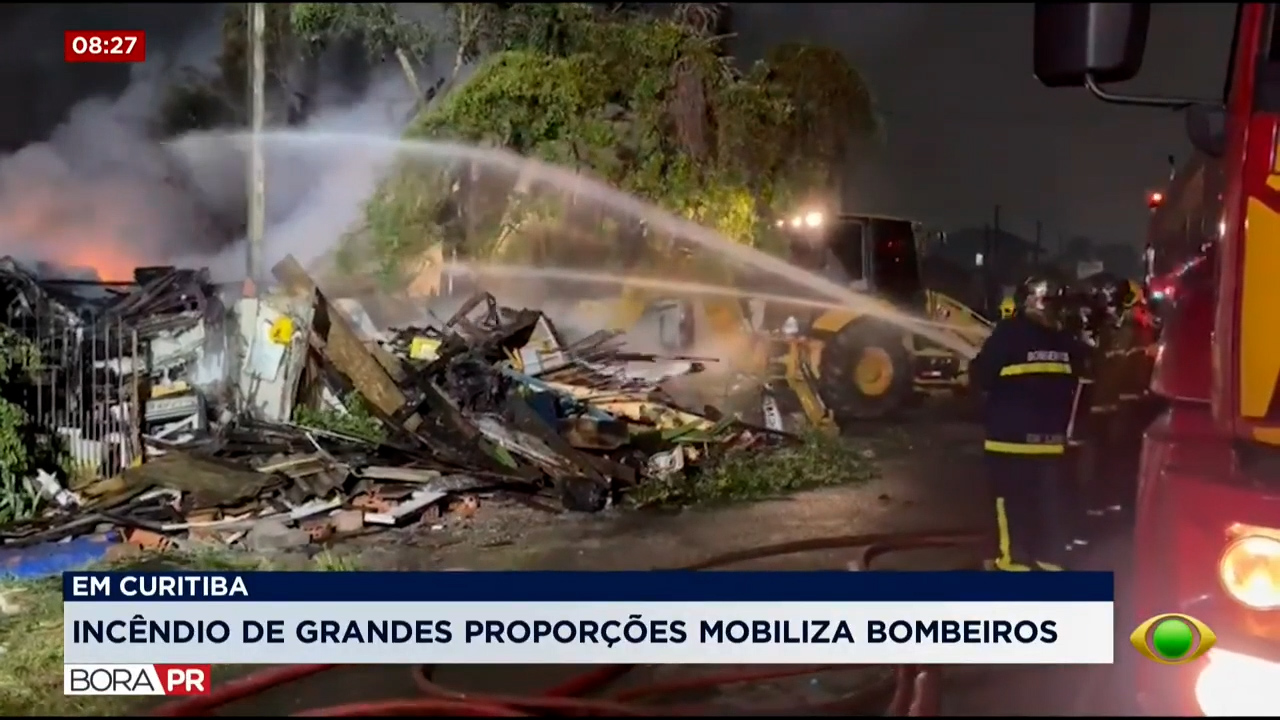 Incêndio destrói casa com acúmulo de recicláveis no Boqueirão