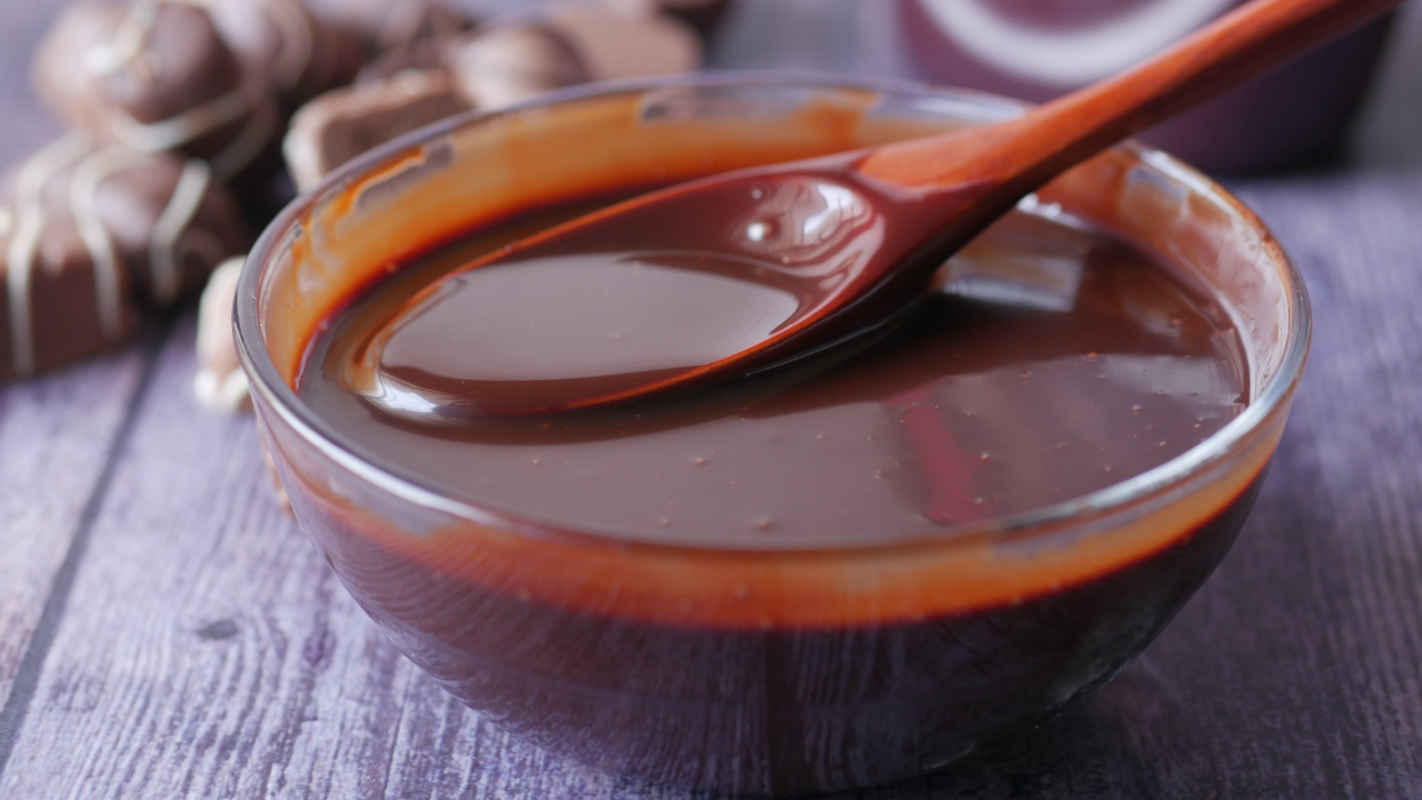 Calda de chocolate dura até duas semanas na geladeira; aprenda a fazer