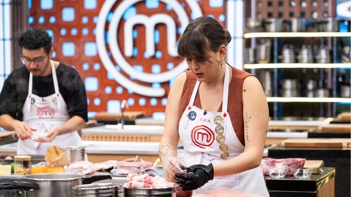 Óleo quente espirra em Carla durante prova do MasterChef: "Está pinicando"