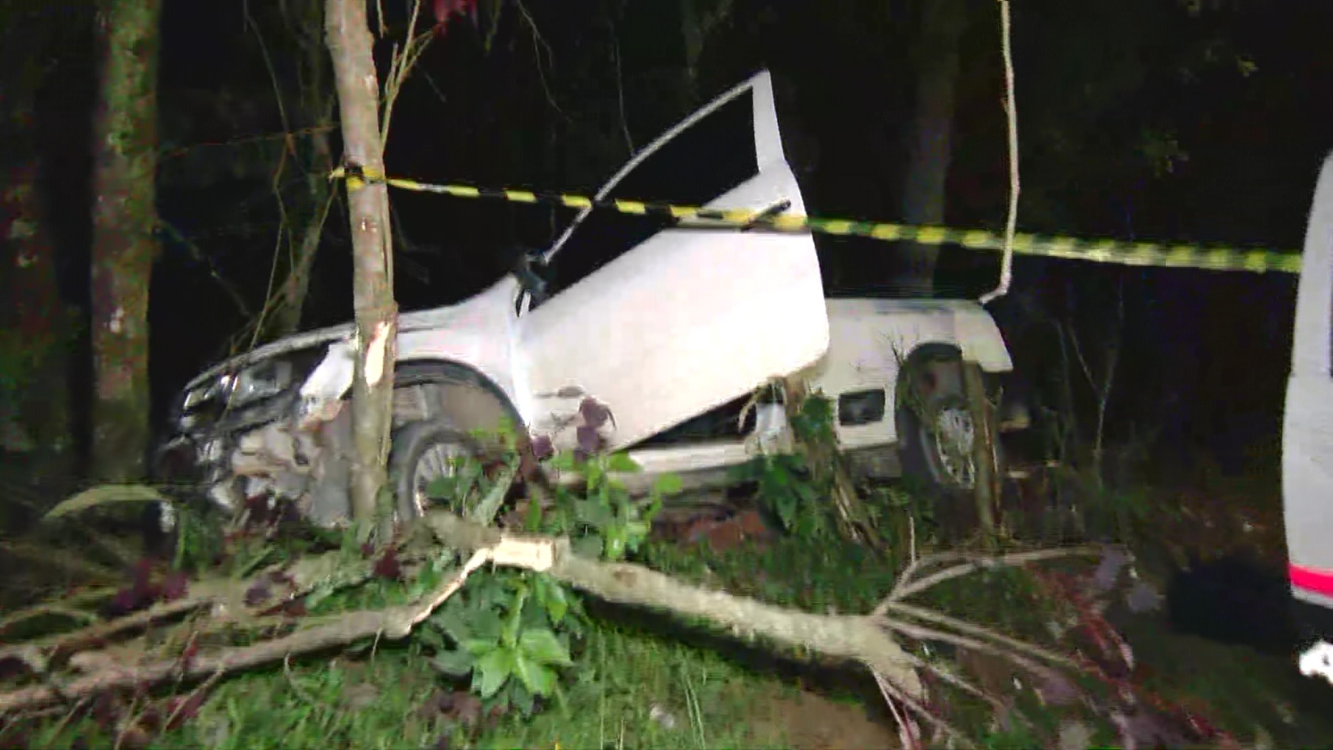 Homem é encontrado morto com tiros na cabeça após carro bater em Cotia (SP)