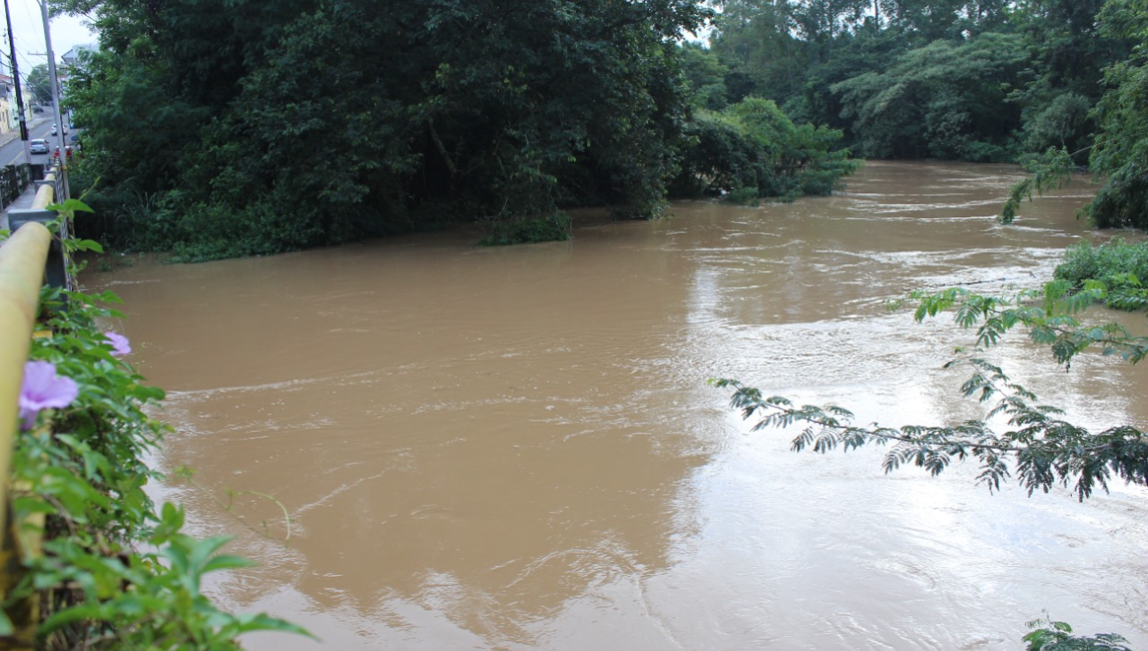 Rio Capivari transborda e Capivari entra em estado de alerta após temporal