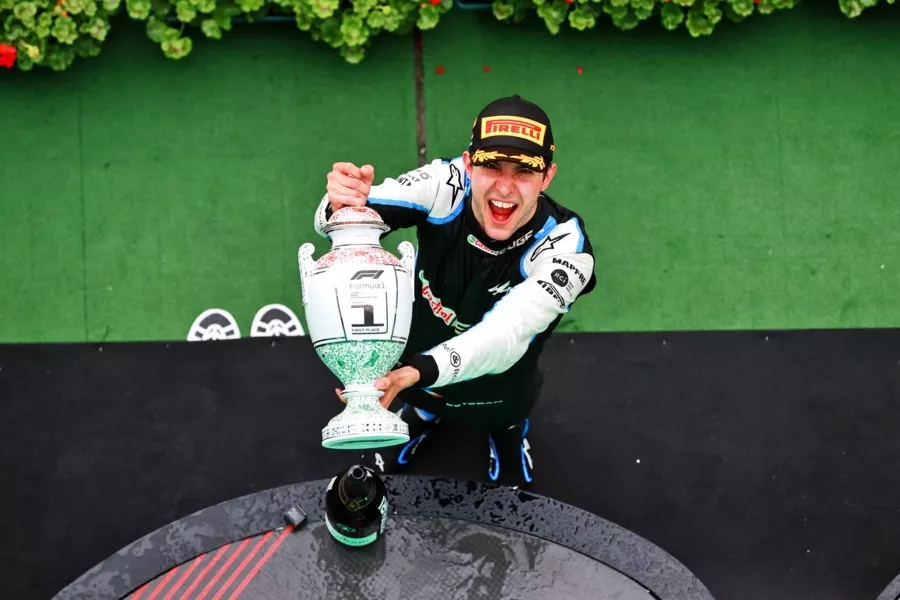 Ocon comemora vitória no GP da Hungria de 2021