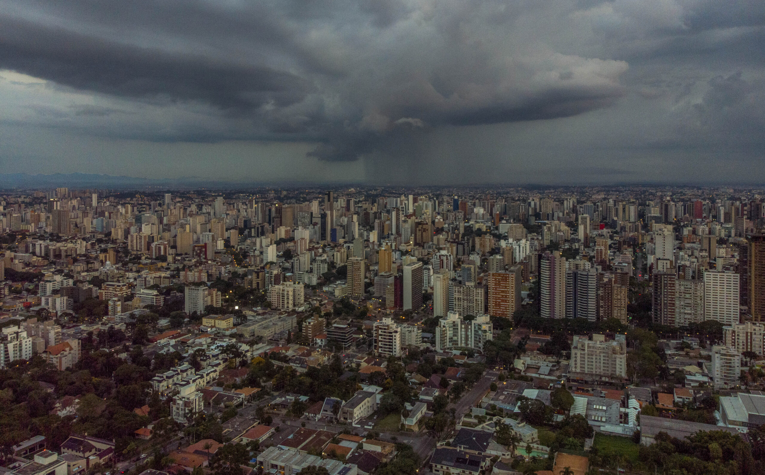 Chuva volta ao Paraná e deve continuar até terça-feira, diz Simepar