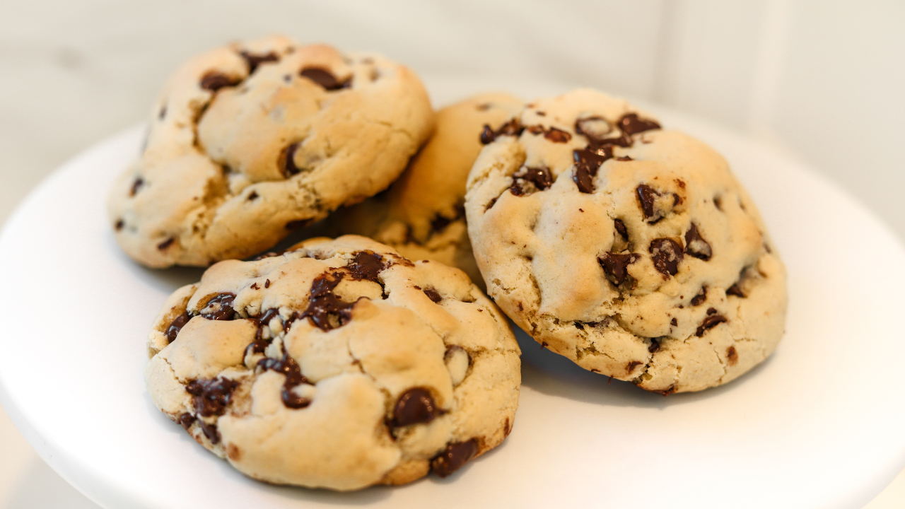 Cookies integrais com gotas de chocolate são opção para o café da tarde