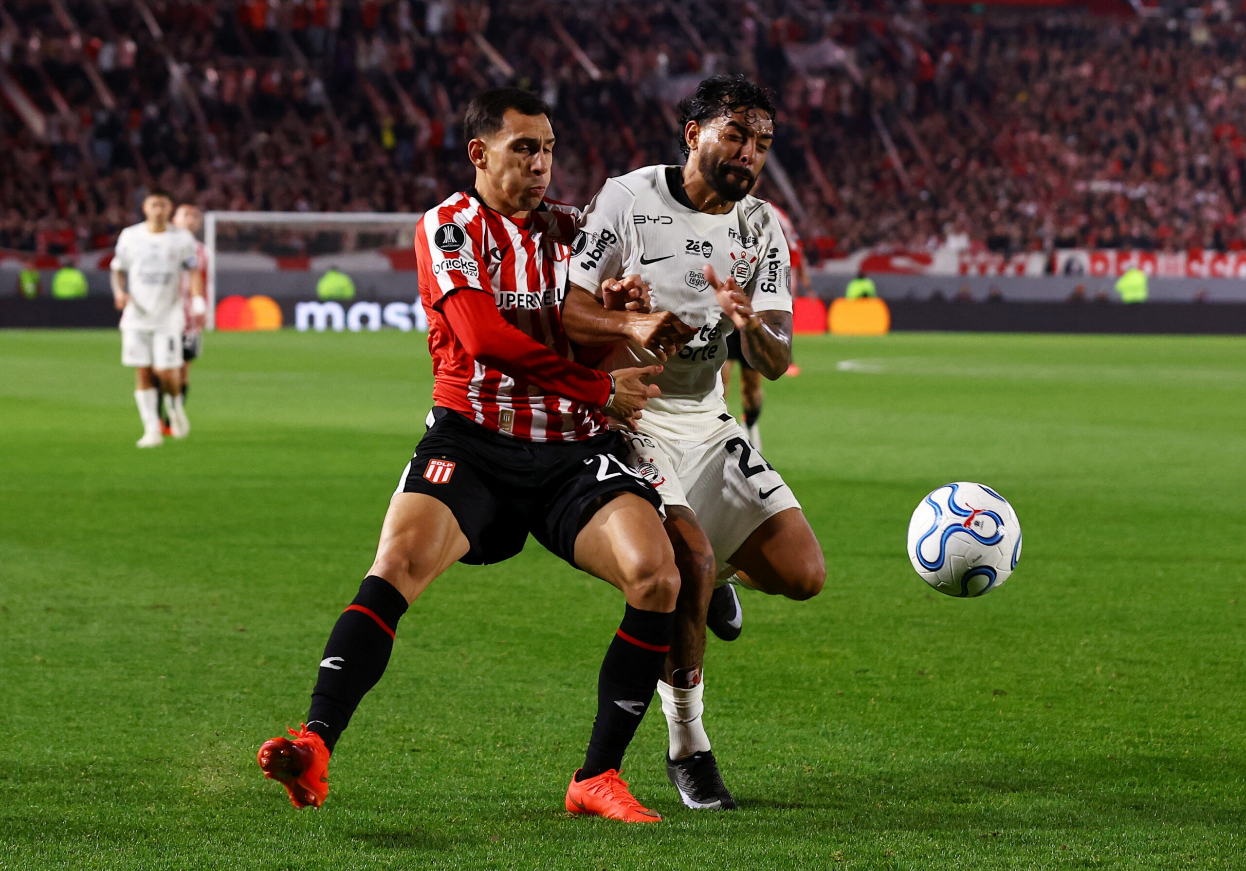 Corinthians sofre gol no início, mas busca empate contra Estudiantes