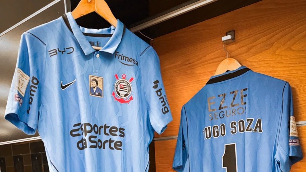 Hugo Souza inaugura uniforme azul do Corinthians em jogo contra Fluminense