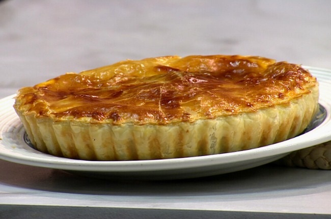 Torta folhada de carne desfiada feita pelo chef Dalton Rangel no programa Aqui na Band (Reprodução/Aqui na Band/Band)