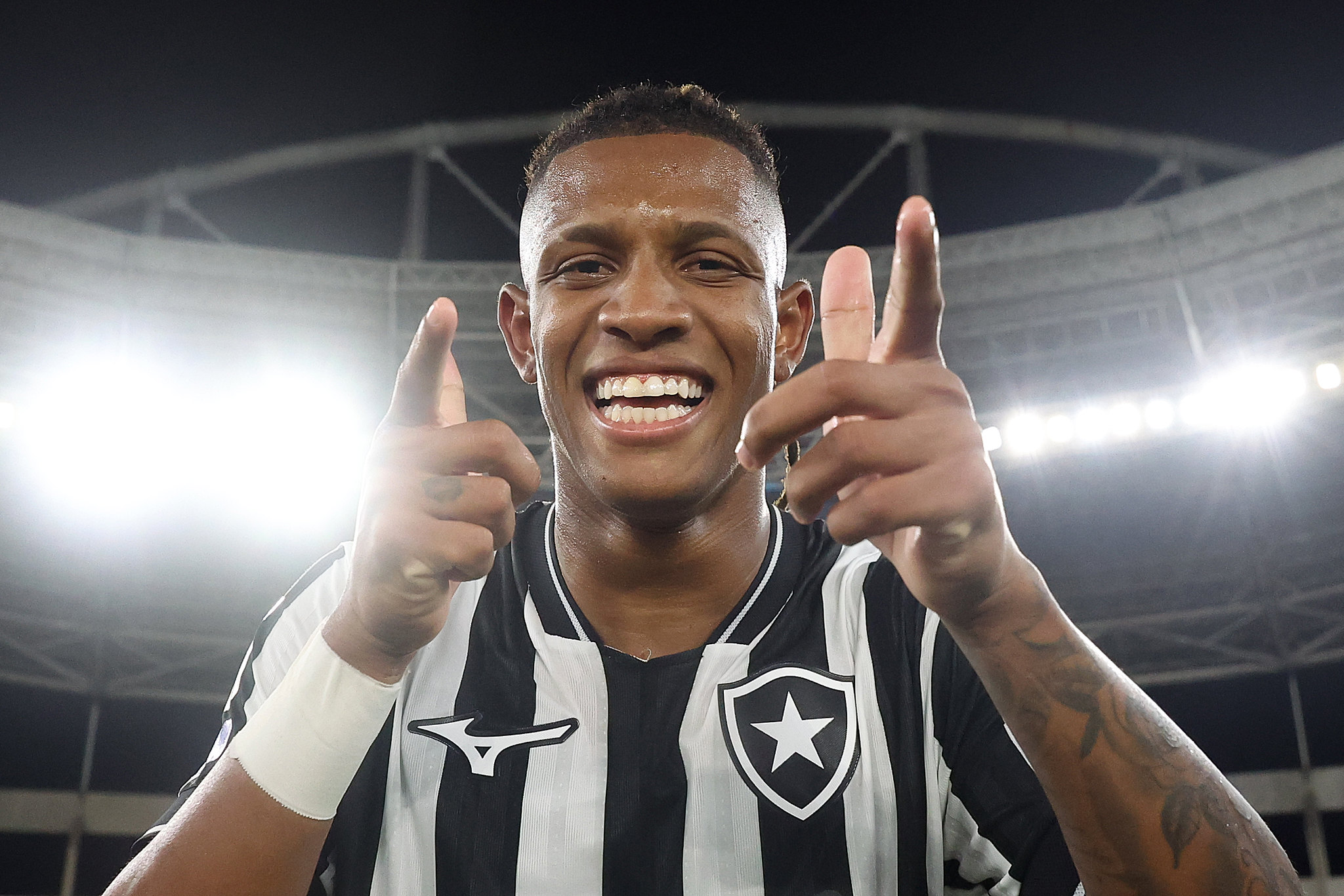 Sob olhares de Tite, Botafogo bate o Grêmio e se afasta da zona da degola