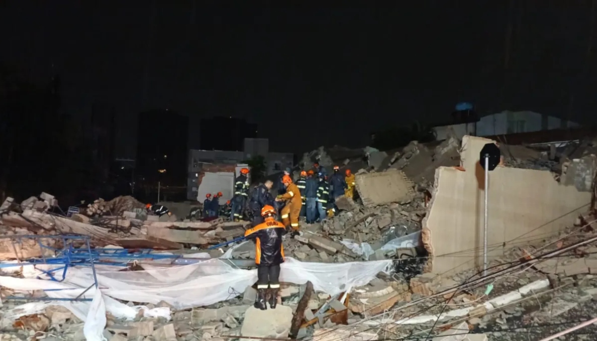 Prédio em construção cai sobre casa e deixa dois mortos na Zona Leste de SP