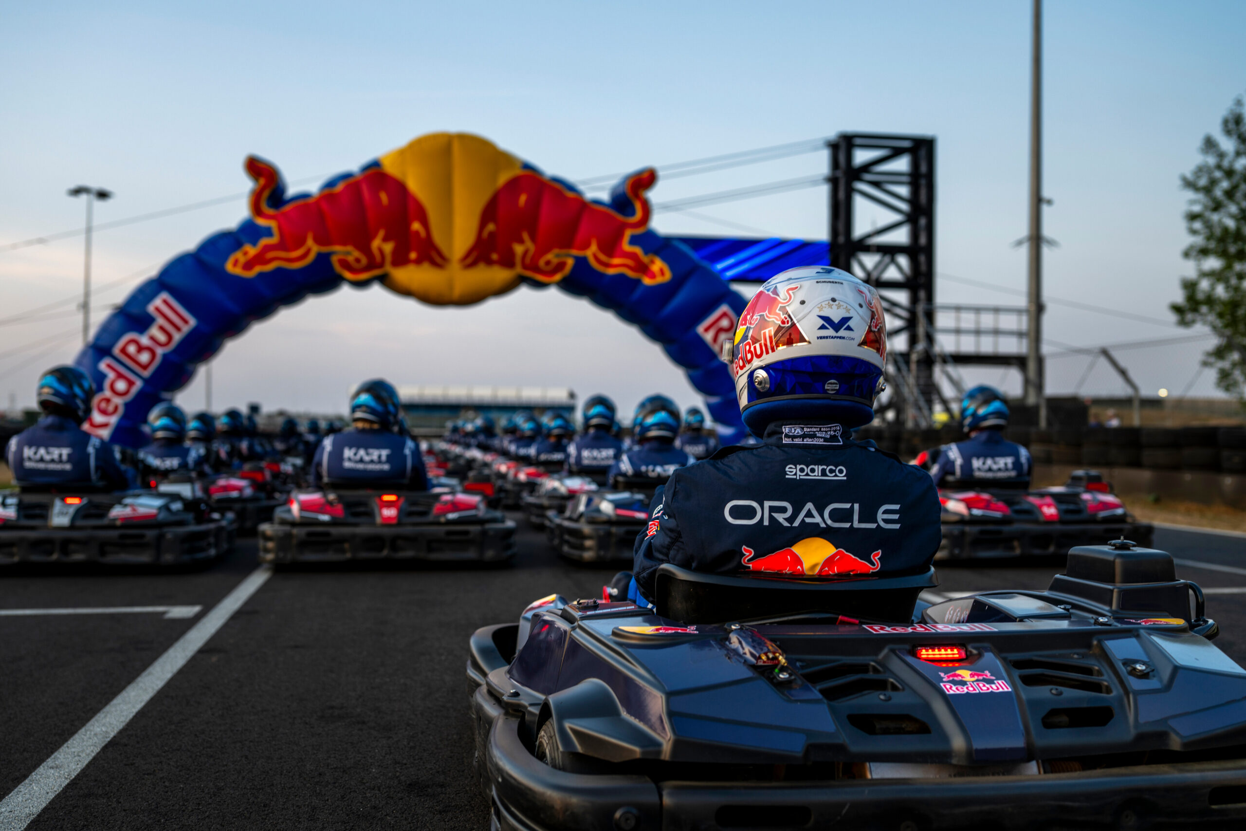 Verstappen x 100 karts: entenda desafio que piloto da Red Bull participará